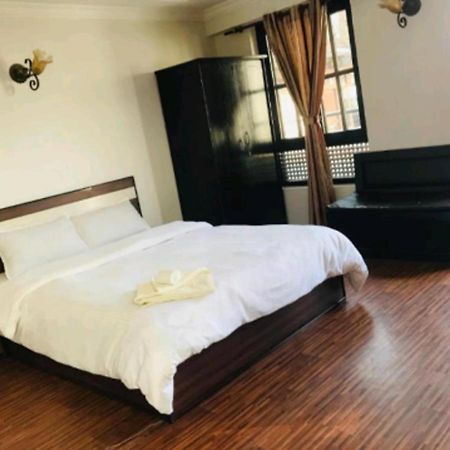 רומינדיי Buddha Palace Restaurant By Wb Inn מראה חיצוני תמונה